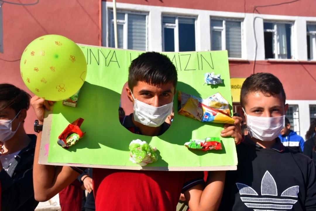 &Ccedil;evreye duyarlı &ouml;ğrenciler geri d&ouml;n&uuml;ş&uuml;m malzemesi topladı