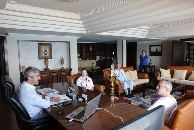 Şampiyon İlknur, kupasını Başkan Oktay&rsquo;a getirdi 2