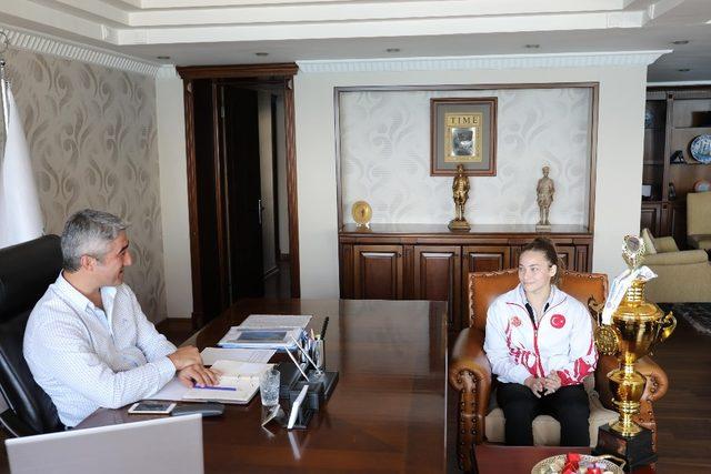 Şampiyon İlknur, kupasını Başkan Oktay&rsquo;a getirdi 3