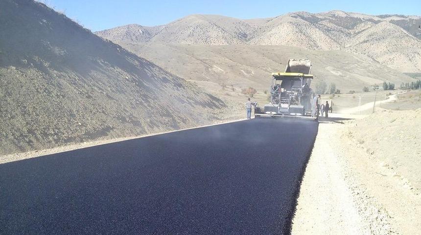 Bayburt İl &Ouml;zel İdare ekipleri yol yapım &ccedil;alışmalarına devam ediyor