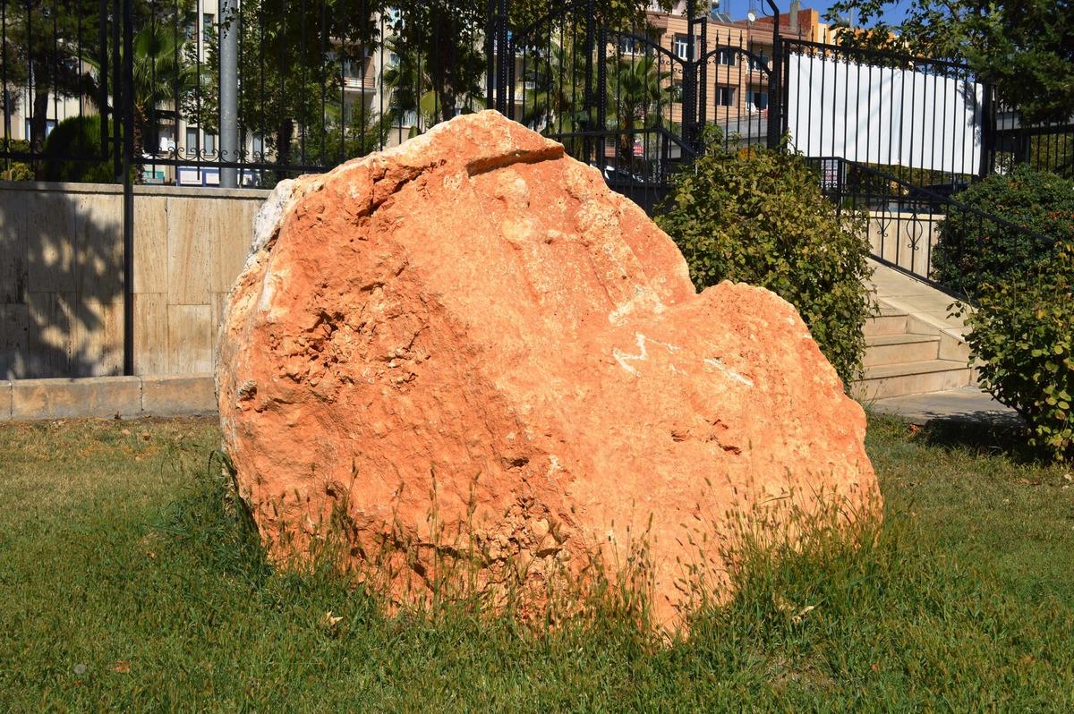 K&ouml;yl&uuml;ler tesad&uuml;fen bulmuştu! Ayrılık fig&uuml;r&uuml; turistlerin g&ouml;zdesi oldu