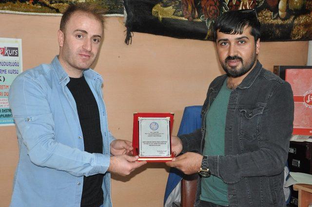 İHA muhabiri Tek’e plaket