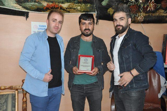 İHA muhabiri Tek’e plaket