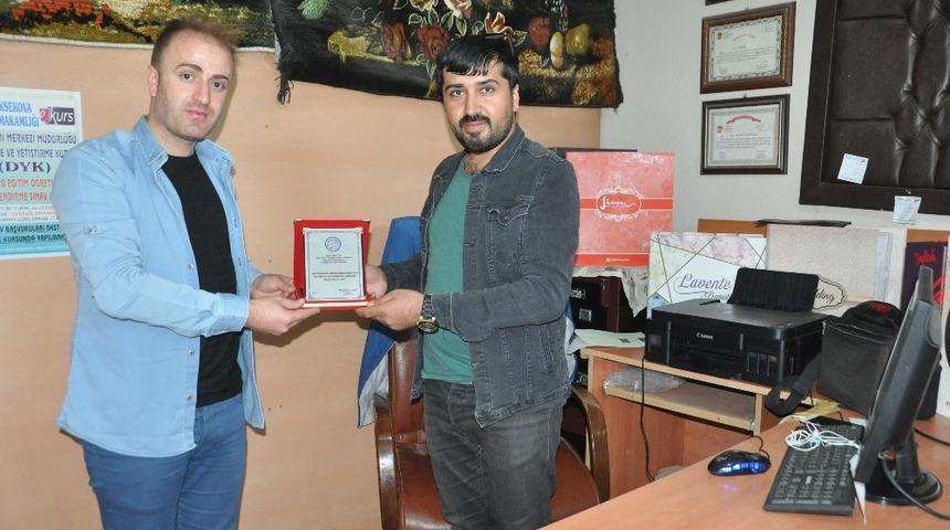 İHA muhabiri Tek&rsquo;e plaket