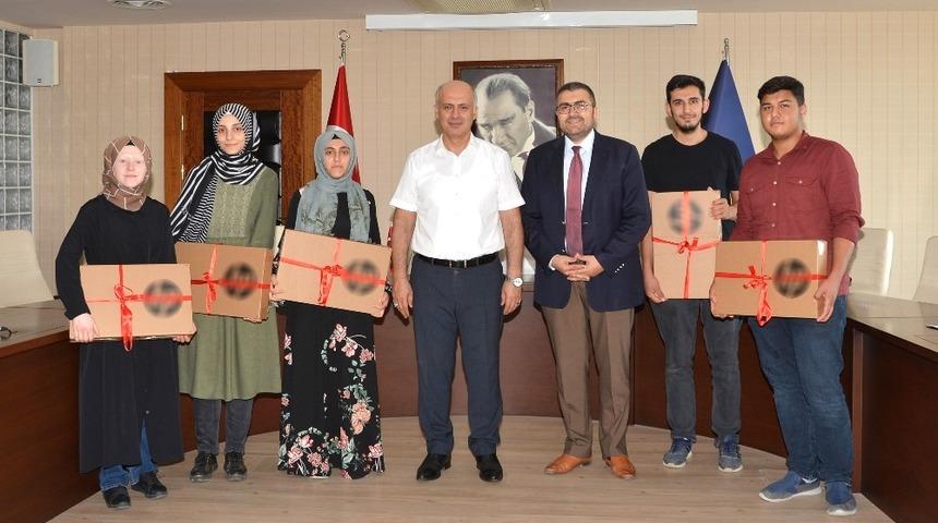 İslami İlimler Fak&uuml;ltesi&rsquo;nin ilk &ouml;ğrencileri Rekt&ouml;r &Ccedil;amsarı&rsquo;yı ziyaret etti