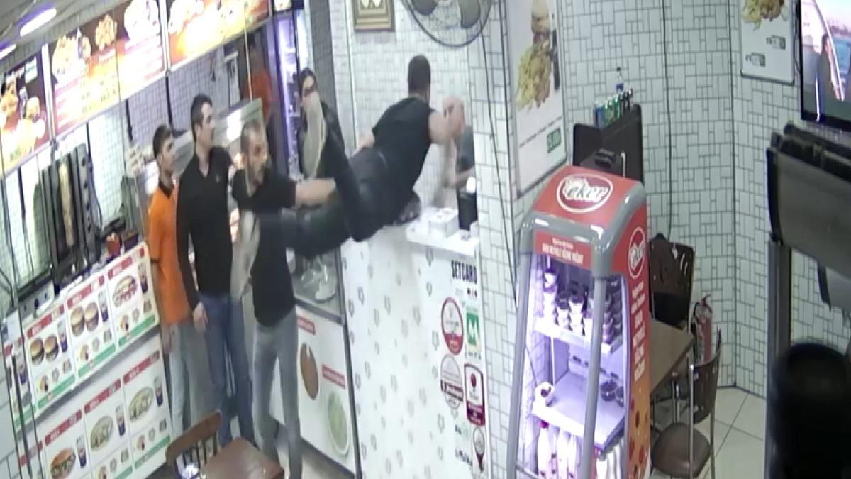 Bursa'da sipariş cinneti! 'Hayır' cevabını alınca baltayla d&uuml;kkanı bastı
