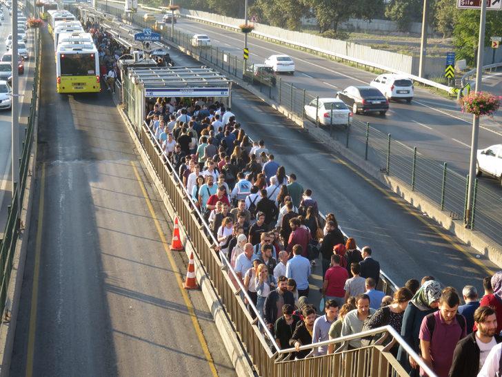 Altunizade metrobüs durağında yine yoğunluk yaşandı  G1