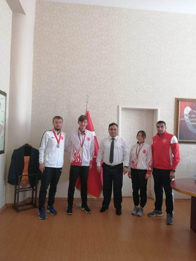 Şampiyon sporculardan Simav Kaymakam Halim’e ziyaret
