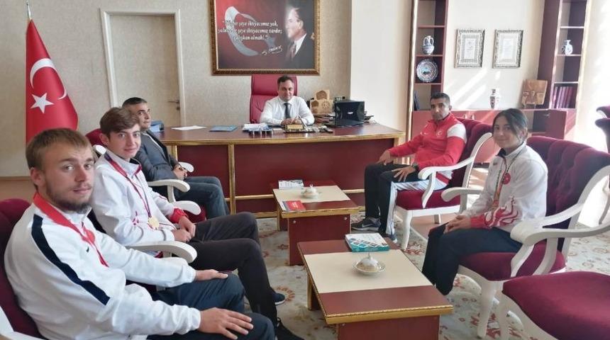 Şampiyon sporculardan Simav Kaymakam Halim’e ziyaret