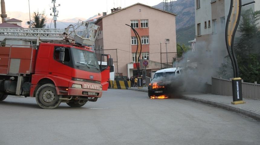 Şemdinli&rsquo;de seyir halindeki ara&ccedil; alev aldı