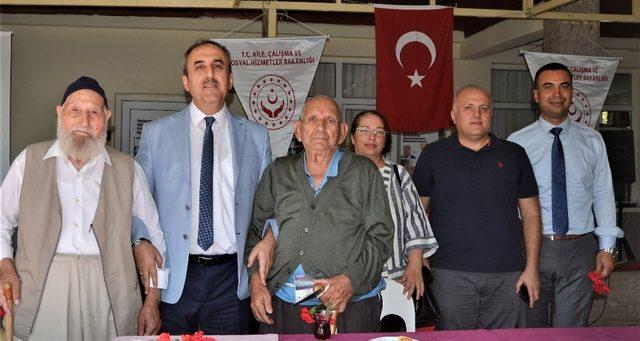 Bahçacı, huzurevi sakinlerini ziyaret etti