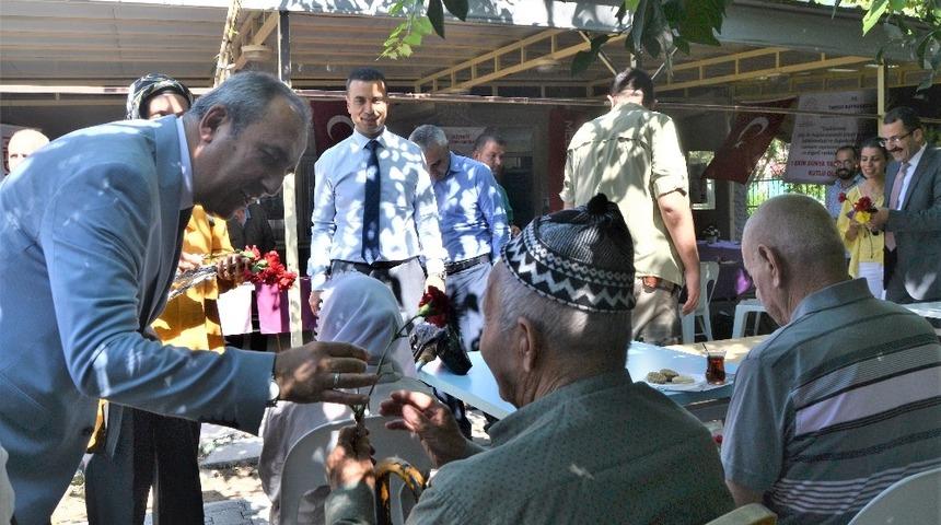 Bah&ccedil;acı, huzurevi sakinlerini ziyaret etti