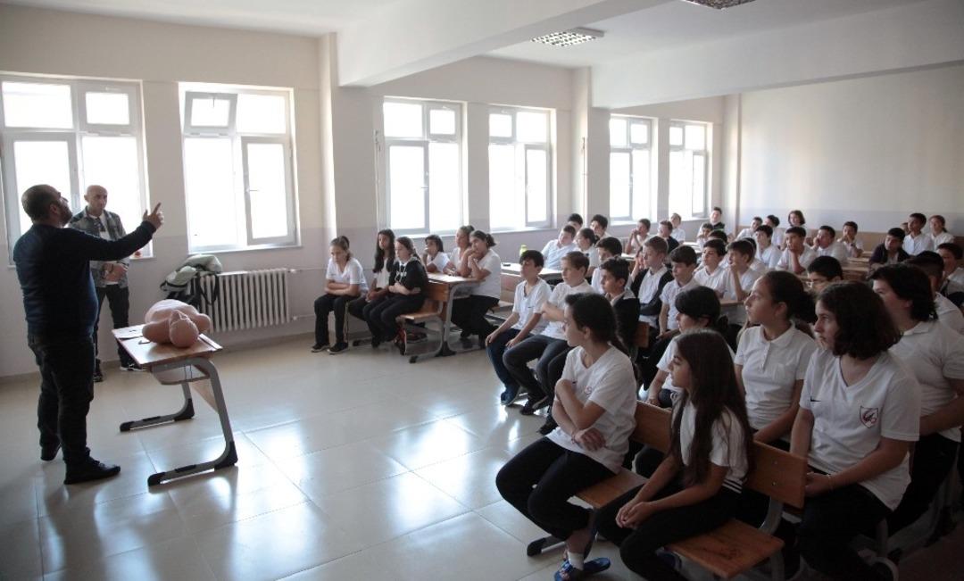 Kartal Belediyesinden &ccedil;ocuklara y&ouml;nelik ilk yardım eğitimi