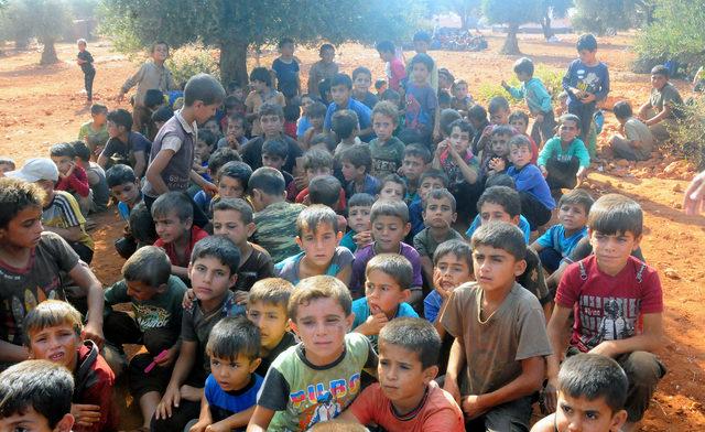 Zeytin ağaçları arasında ders gören Suriyeliler okul istiyor