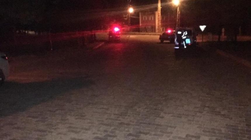 Polisin &lsquo;dur&rsquo; ihtarı sonrası ka&ccedil;an  otomobilde uyuşturucu tacirleri yakalandı