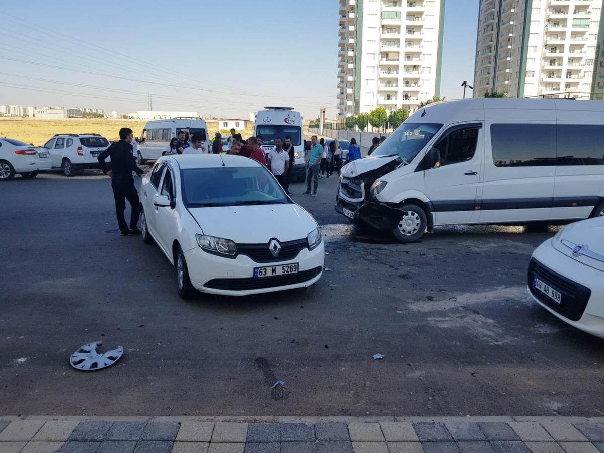 Diyarbakır&rsquo;da &ouml;ğrenci servisi kaza yaptı: Yaralılar var