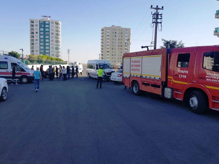 Diyarbakır’da öğrenci servisi kaza yaptı: Yaralılar var G3