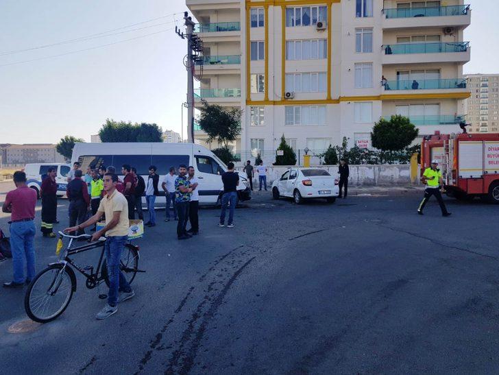 Diyarbakır’da öğrenci servisi kaza yaptı: Yaralılar var G5