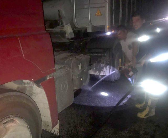 İtfaiyenin erken müdahalesiyle tır yanmaktan kurtarıldı 1