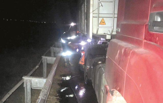 İtfaiyenin erken müdahalesiyle tır yanmaktan kurtarıldı 2