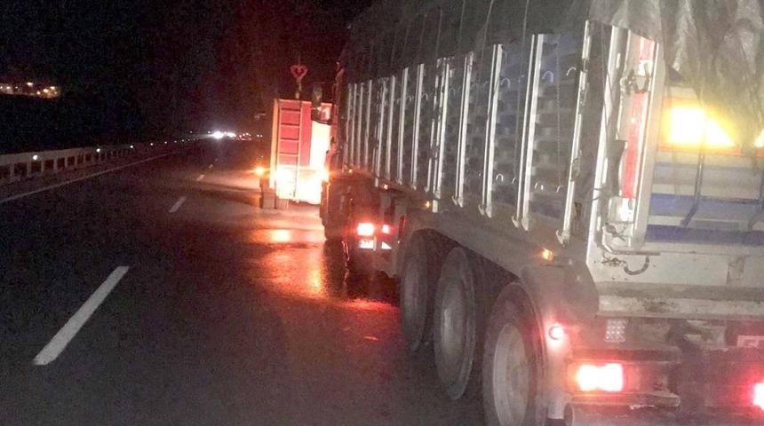 İtfaiyenin erken müdahalesiyle tır yanmaktan kurtarıldı