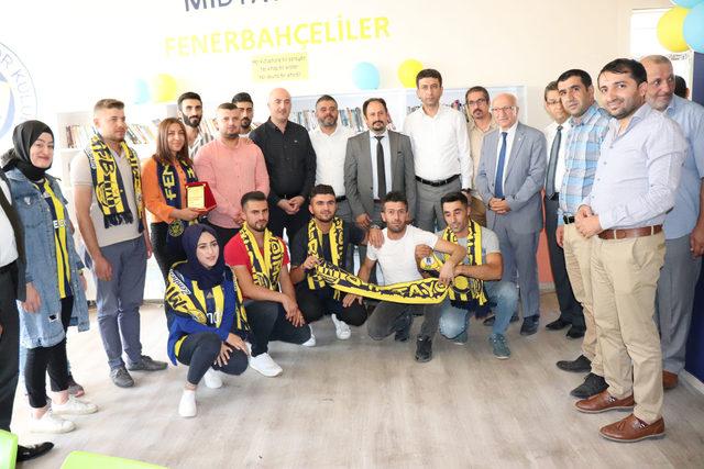 Genç Fenerbahçeliler, okula kütüphane kazandırdı