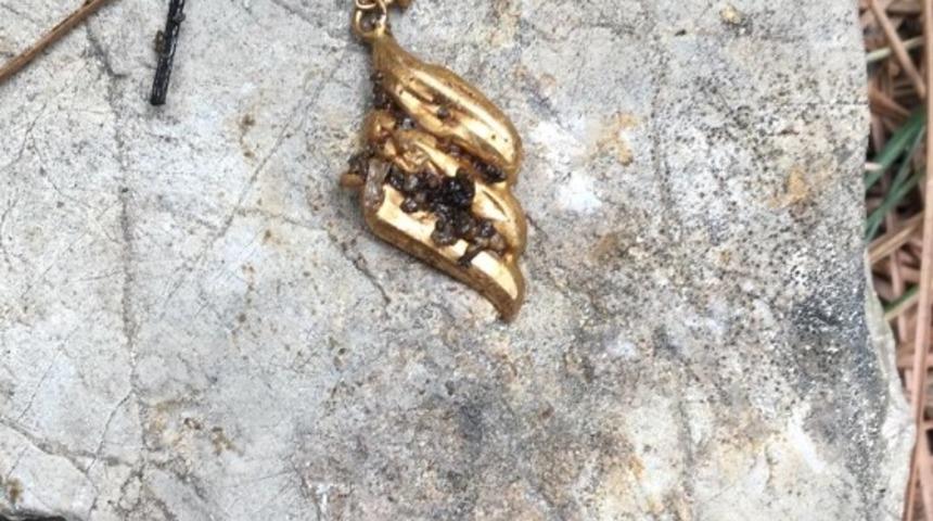 Belden yukarısı bulunmayan kadın cesedinin kimliği eşyalarıyla tespit edilmeye &ccedil;alışılıyor