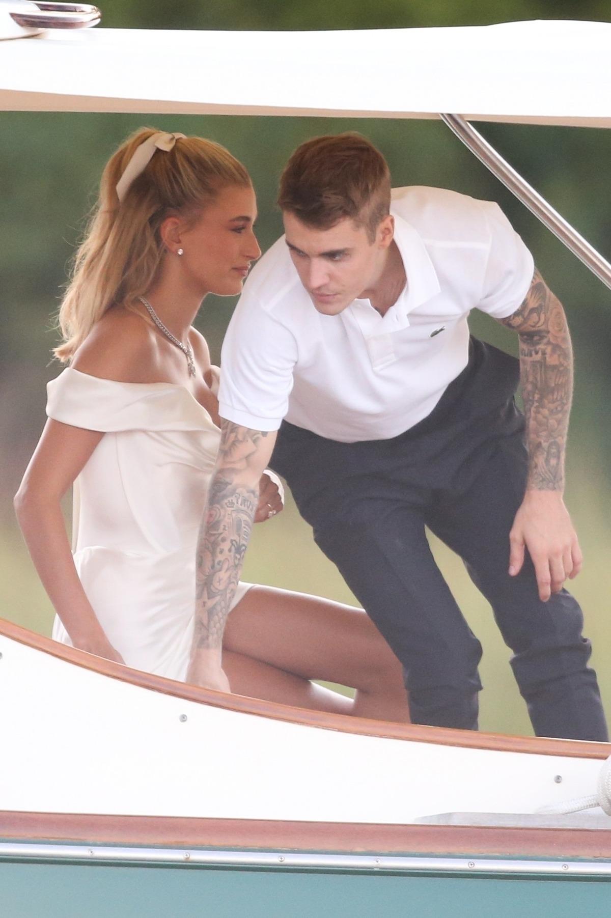 Justin-Hailey Bieber &ccedil;ifti d&uuml;ğ&uuml;n fotoğraflarını paylaştı! Damatlık dişe servet harcandı
