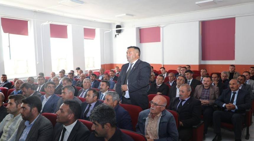 Kars Valisi T&uuml;rker &Ouml;ks&uuml;z, Selimli muhtarlarla buluştu