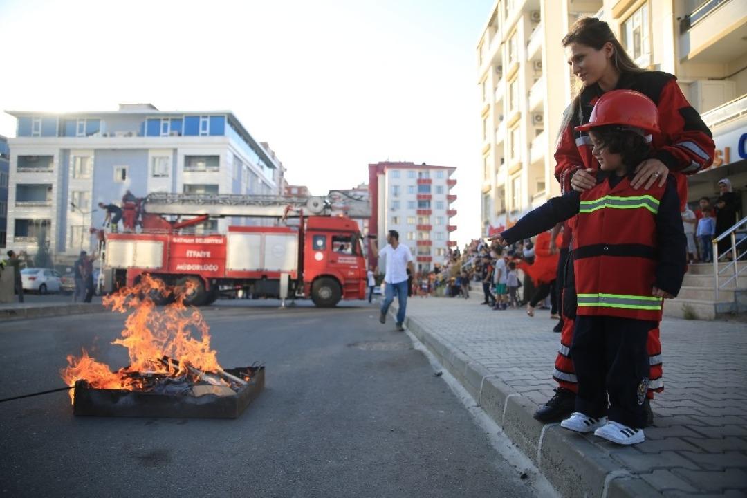 Minik &ouml;ğrencilere yangın tatbikatı ger&ccedil;eği aratmadı