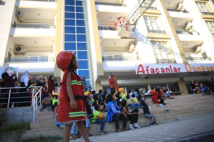 Minik öğrencilere yangın tatbikatı gerçeği aratmadı G3