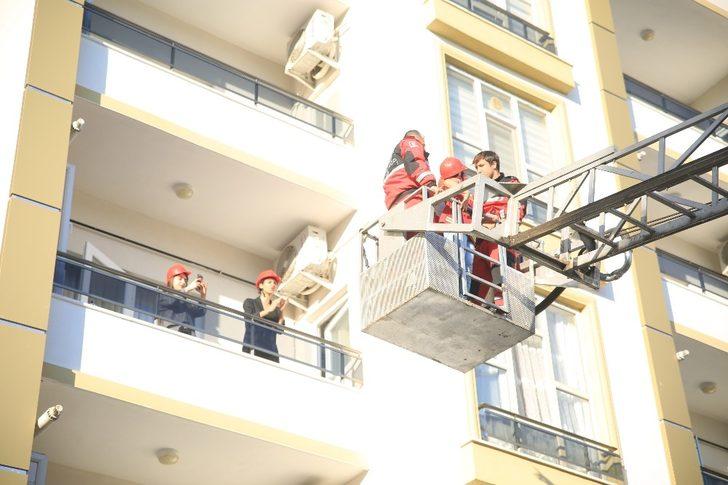 Minik öğrencilere yangın tatbikatı gerçeği aratmadı G4