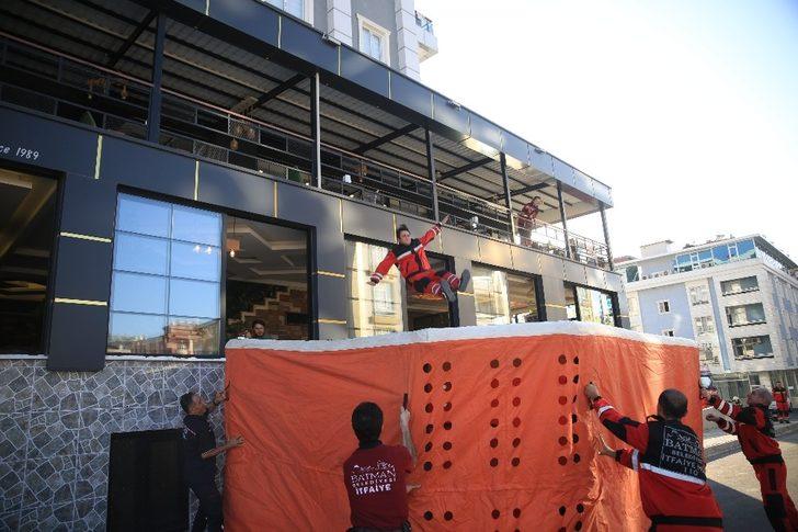 Minik öğrencilere yangın tatbikatı gerçeği aratmadı G5