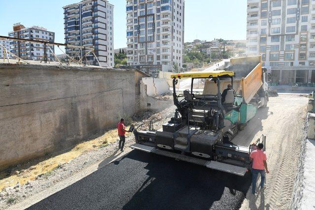 Asfalt çalışmalarını yerinde inceledi