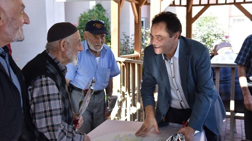 Başkan Şahin huzurevi sakinlerini ziyaret etti