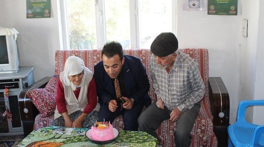 Kaymakam Okatan&rsquo;dan pastalı &lsquo;Yaşlılar G&uuml;n&uuml;&rsquo; kutlaması