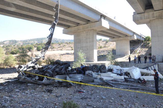 Ankara'da viyadükten uçan TIR'ın sürücüsü öldü