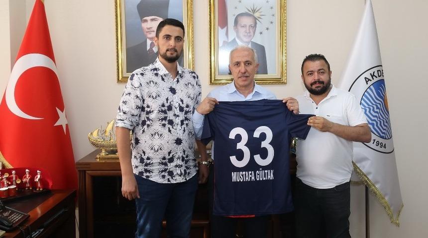 Başkan G&uuml;ltak&rsquo;a İ&ccedil;el İdman Yurdu forması