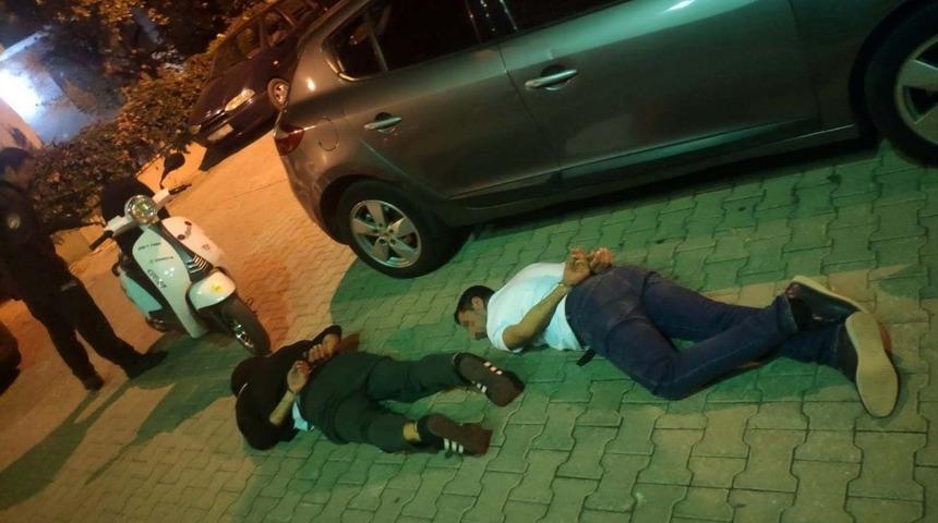 İzmir&rsquo;de &uuml;zerinde uyuşturucu ile yakalanan iki kişi g&ouml;zaltına alındı