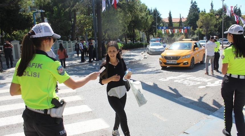 Muğla&rsquo;da 966 kolluk personeli, yaya ge&ccedil;idinde n&ouml;bet tuttu