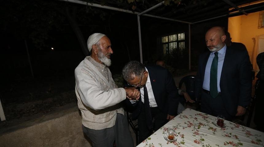 Yıllar &ouml;nce oğlunu muayene ettirdiği B&uuml;y&uuml;kkılı&ccedil;&rsquo;ı Başkan olarak ağırladı