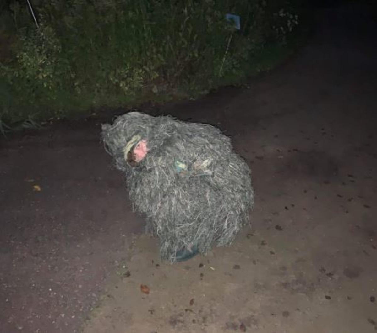 Yok b&ouml;yle kardeş! O anları &ccedil;alı kost&uuml;m&uuml; giyip gizlice izledi