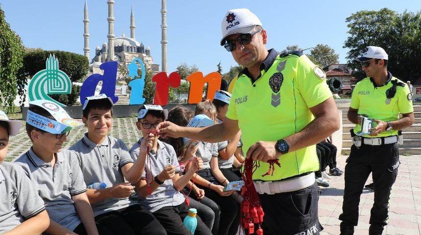 Vali Canalp ve minik &ouml;ğrenciler yaya g&uuml;venliği i&ccedil;in sahaya &ccedil;ıktı