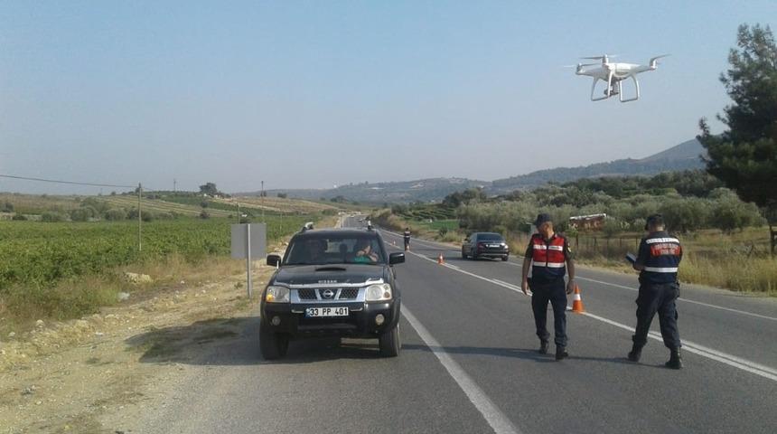 Jandarmadan s&uuml;r&uuml;c&uuml;lere "telefonla konuşmayın" uyarısı