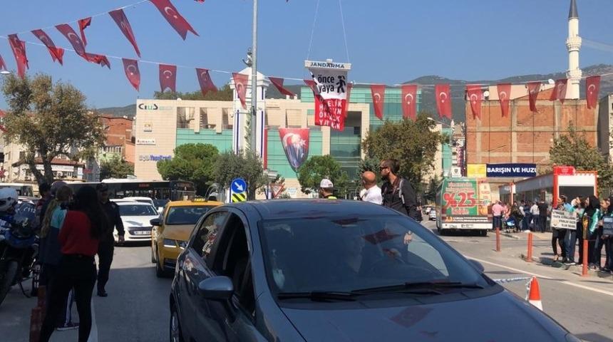 Drone ile yaya ge&ccedil;idinde pankart a&ccedil;tılar