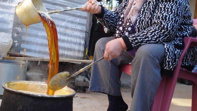 Sarıgöl'de Sultaniye üzümden pekmez yapımına başlandı