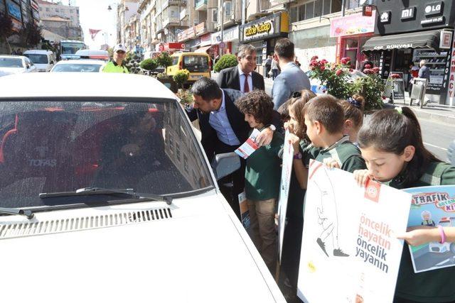 Belediye Başkanı Arı’dan “Yaya güvenliğinin nöbetçisiyiz” kampanyasına destek