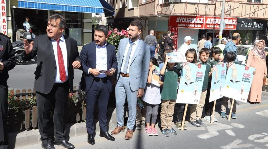 Belediye Başkanı Arı’dan “Yaya güvenliğinin nöbetçisiyiz” kampanyasına destek
