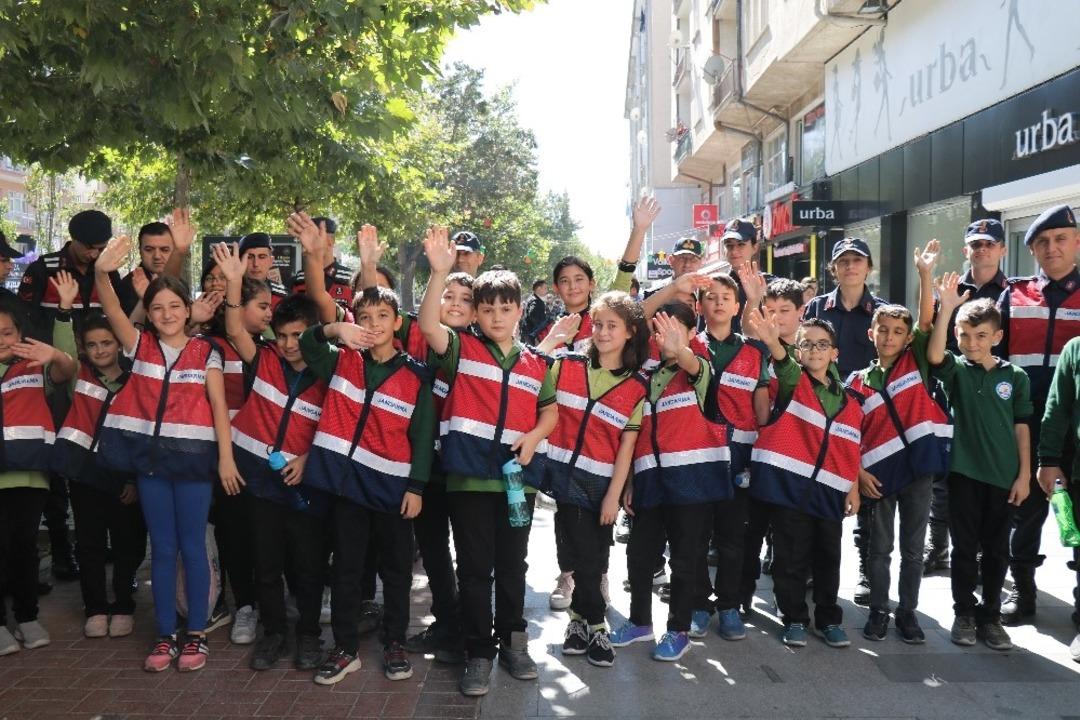 Yaya ge&ccedil;idi uygulaması &ouml;ncesinde yayadan s&uuml;r&uuml;c&uuml;ye &rsquo;ceza yersin&rsquo; uyarısı