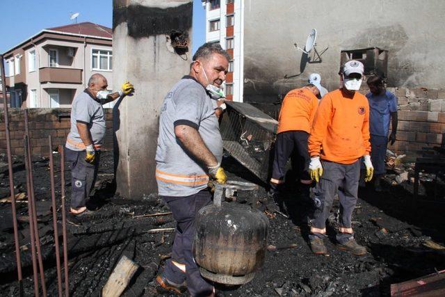 Kartal Belediyesinden yangında zarar gören binaya müdahale